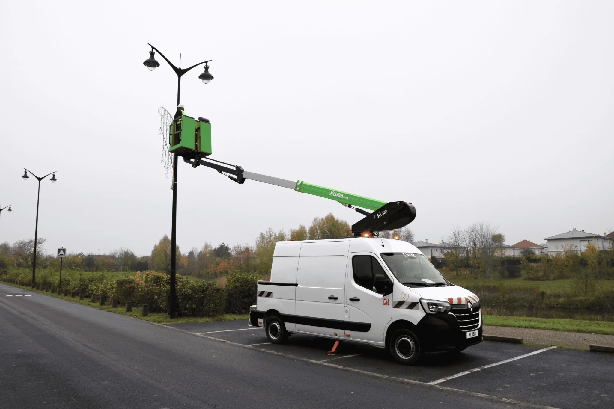 Piattaforma aerea elettrica da 13,80 m su Renault Master E-tech KL38P troncato - 3