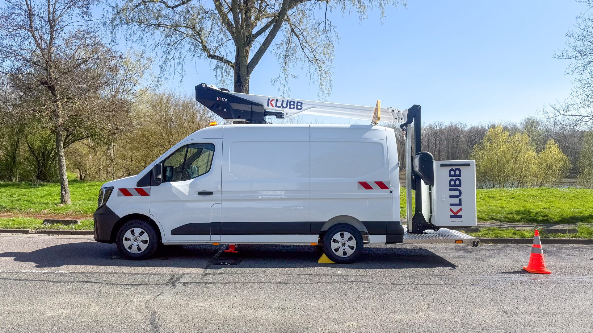 Piattaforma aerea telescopica da 17 m su Renault Master KL17P
