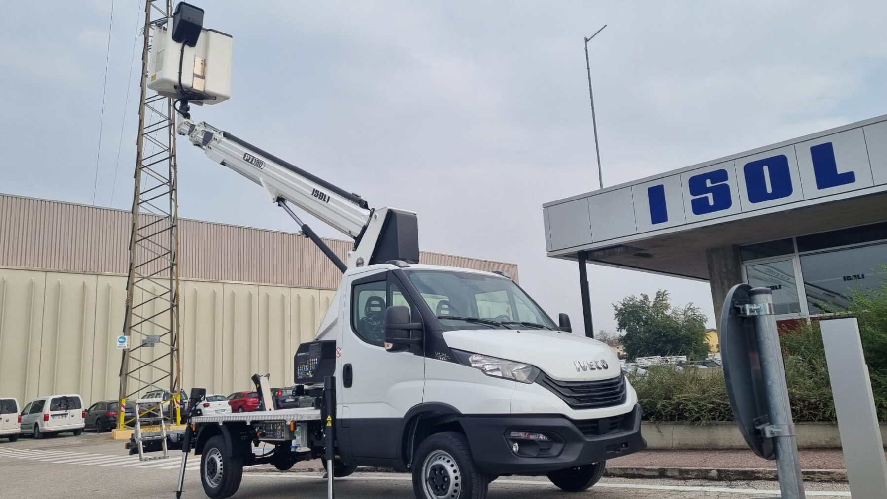 Camion con Cestello Telescopico 180mt PT18E