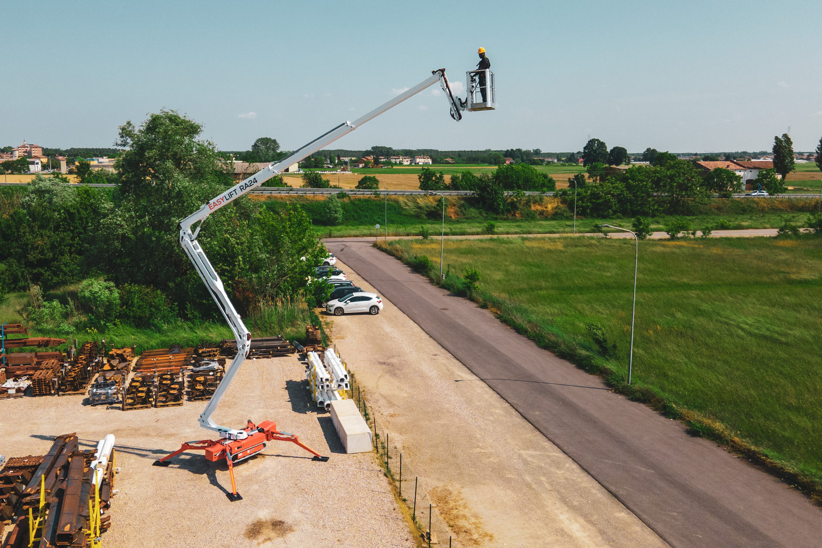 RA24 Easy Lift: piattaforma cingolata da 23,5 m